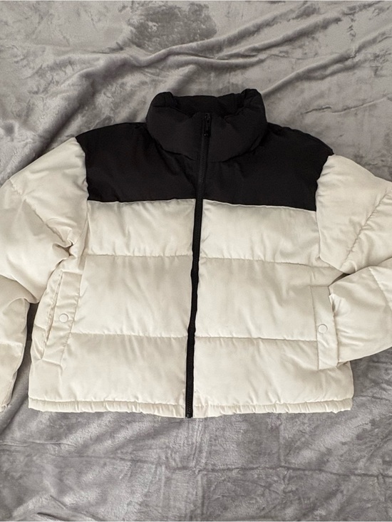 Charlotte Russe Jackets & Blazers - Charlotte Russe Black and Cream Puffer Jacket Size XL